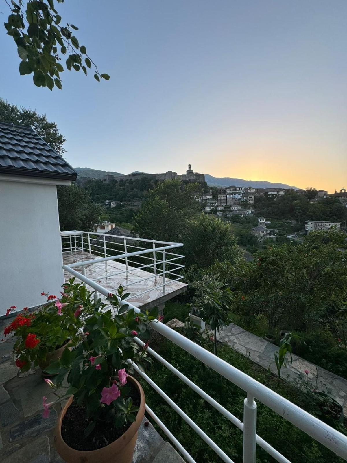 Guest House Argjiro Castle Gjirokaster Bagian luar foto