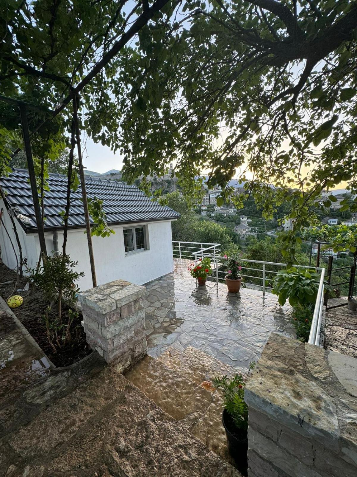 Guest House Argjiro Castle Gjirokaster Bagian luar foto