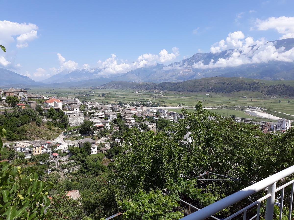 Guest House Argjiro Castle Gjirokaster Bagian luar foto